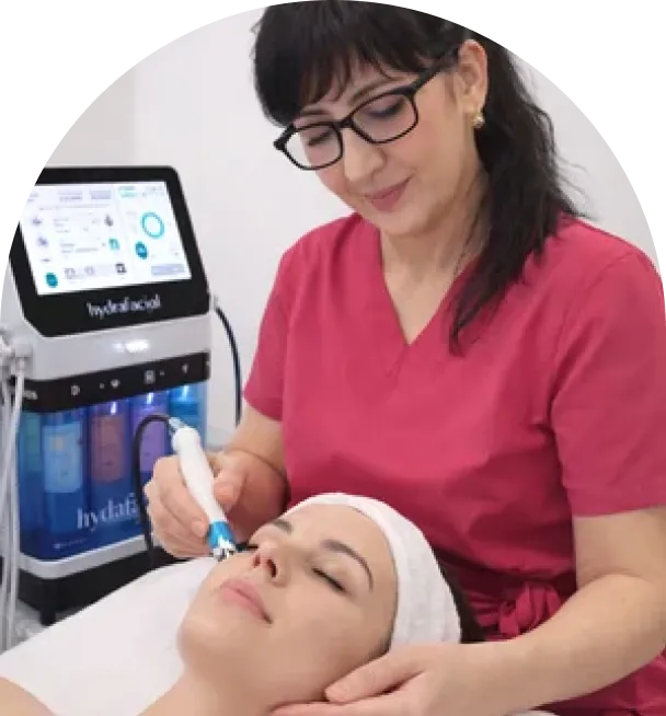 Maya, esthéticienne agréée chez Maya Skin & Brow Studio