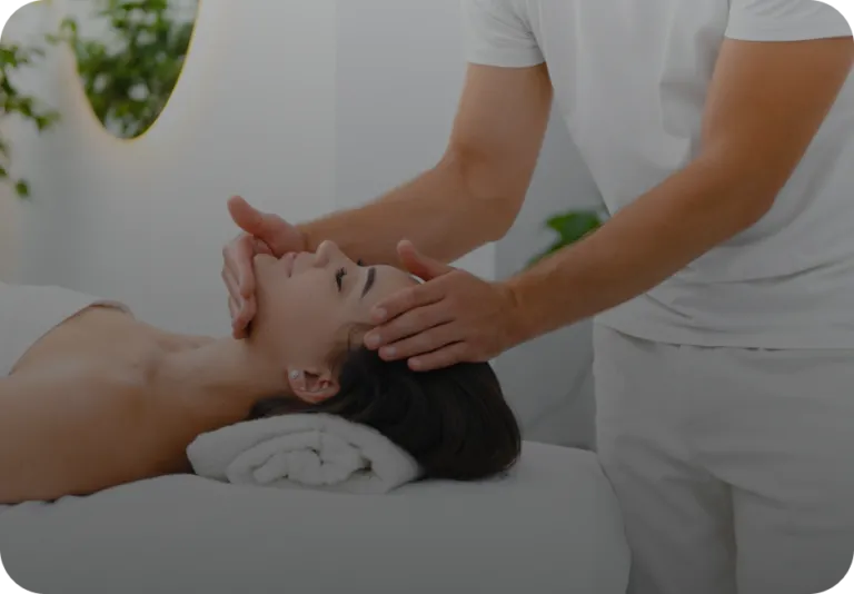 Massage lifting chez Maya Skin & Brow Studio, Midtown Manhattan