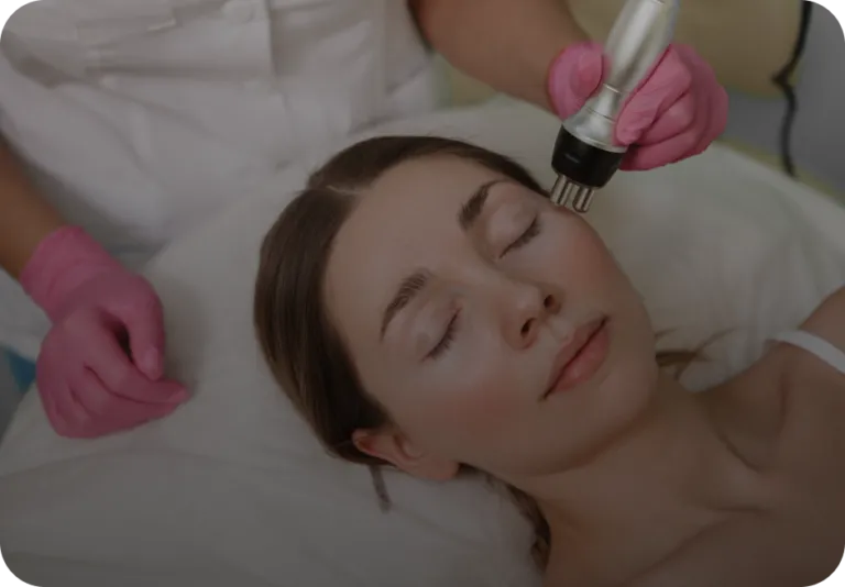 Microneedling RF (Lifting) chez Maya Skin & Brow Studio, Midtown Manhattan