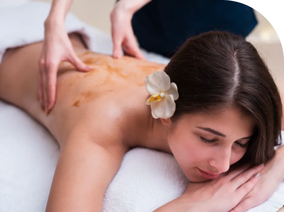 Soin du visage dans le dos chez Maya Skin & Brow Studio, Midtown Manhattan