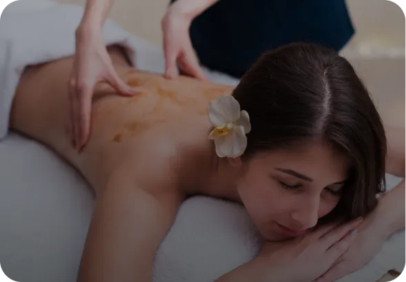 Soin du visage dans le dos chez Maya Skin & Brow Studio, Midtown Manhattan